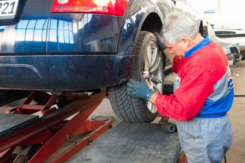 ecommerce-LE MUY-min_auto_repair_repair_lift_auto_mechanic_work_clothes_master_professional_man_of_the_fold-685629